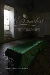 Image du Maroc Professionnelle de  Le tombeau couvert d'un tissu vert du saint Sidi Bousmara située à l'intérieur du sanctuaire de la koubba dans la Médina de Casablanca. C’est ici qu’affluent les membres de la famille d’un souffrant  avec leurs offrandes dans l’espoir d’une guérison. Le saint marabout est visité depuis longtemps par tous ceux qui sont atteint de la rage convergent vers ce lieu et plante un clou sur l’arbre, ou sur le mur dans l’attente d’un rétablissement. La légende raconte qu’un vieux pèlerin à la barbe blanche drapé de blanc frappa alors le sol avec son bâton et une source jaillit du sol. Il s’installe à Casablanca au milieu du cimetière et plante un caoutchouc qui devint rapidement gigantesque à Casablanca, Vendredi 3 Février 2017. (Photo / Abdeljalil Bounhar)